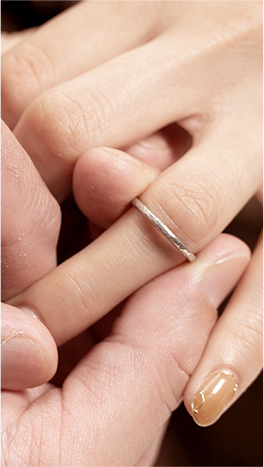 指輪を手にはめる写真